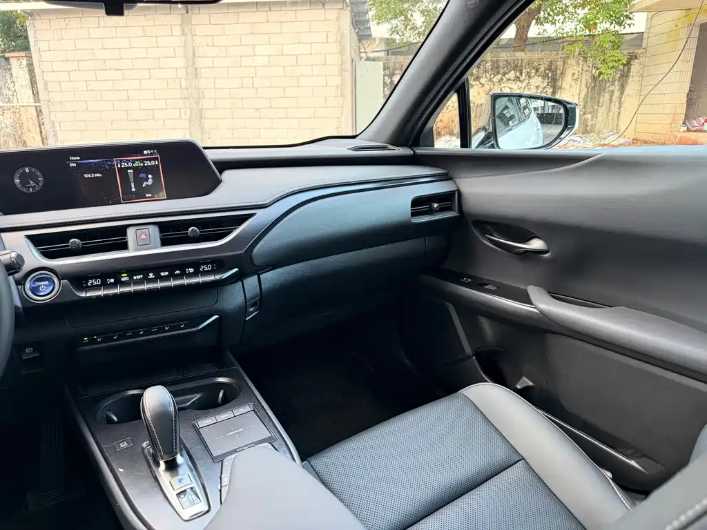 Lexus UX New Energy — миниатюра 8