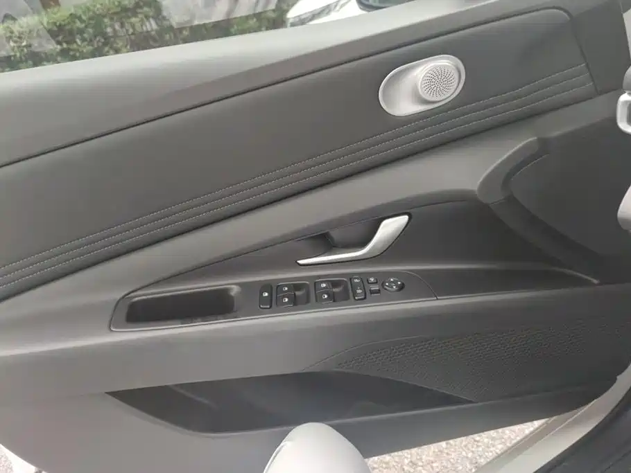 Hyundai Elantra — миниатюра 7