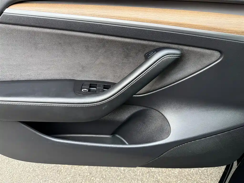 Tesla Model 3 — миниатюра 15