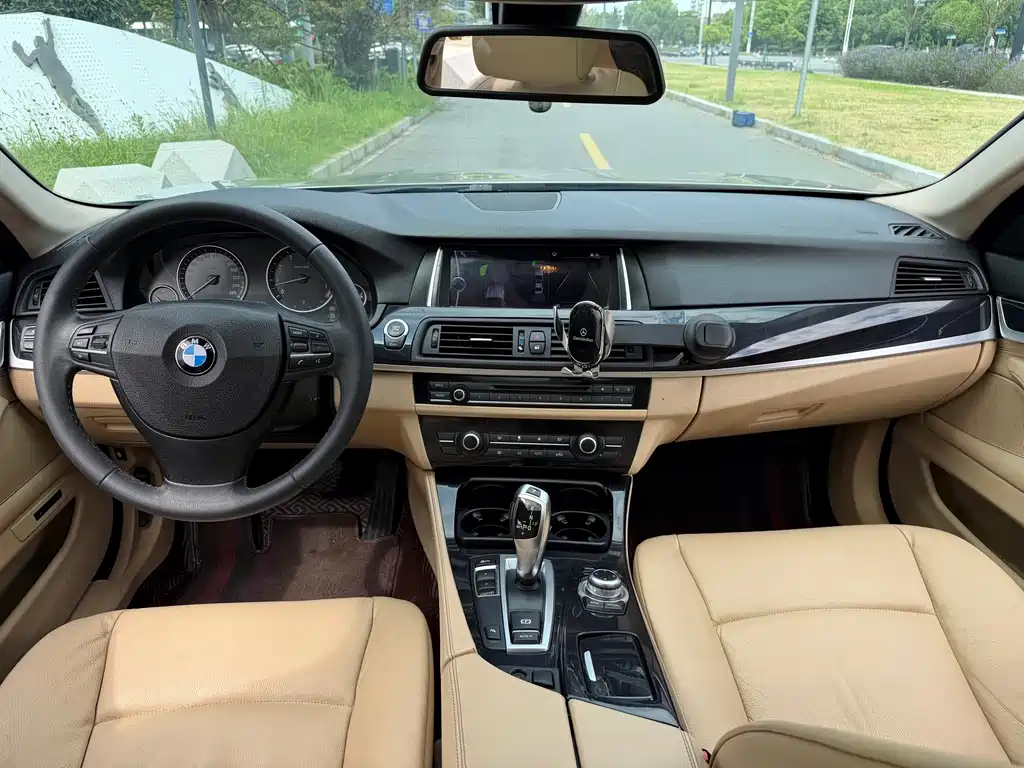 BMW 5 Series — миниатюра 11