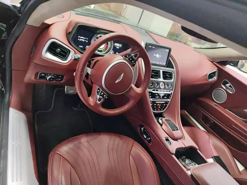 Aston Martin DB11 — миниатюра 4