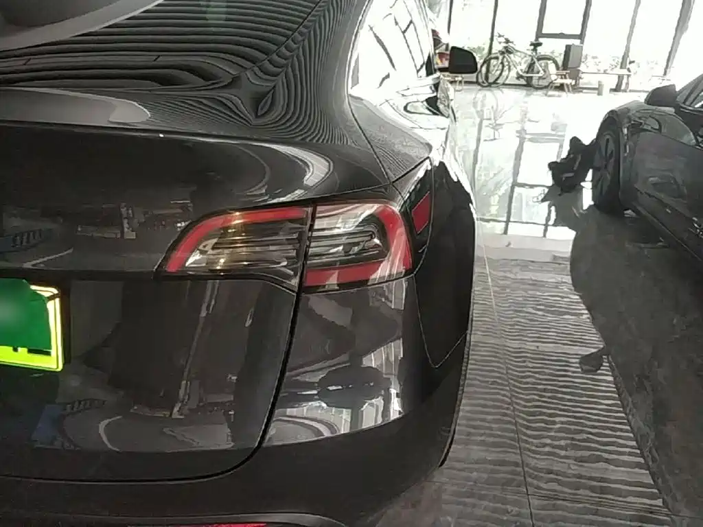 Tesla Model Y — миниатюра 8