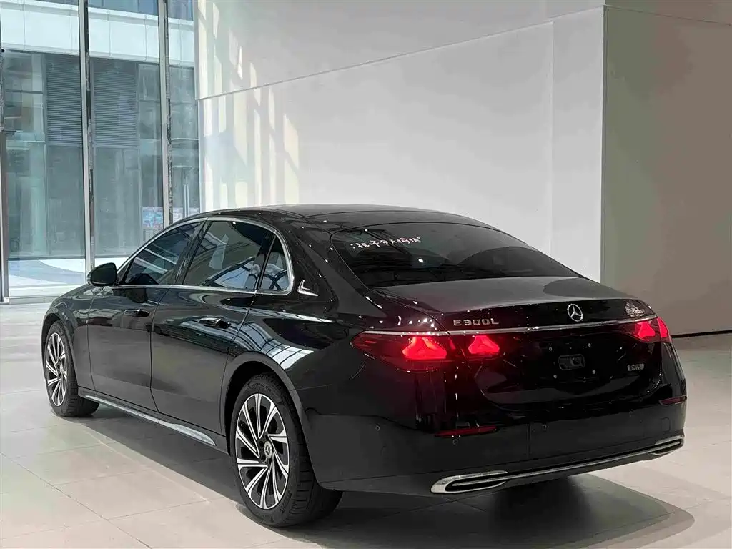 Mercedes-Benz E-Class — миниатюра 16