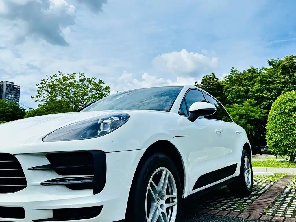 PORSCHE MACAN