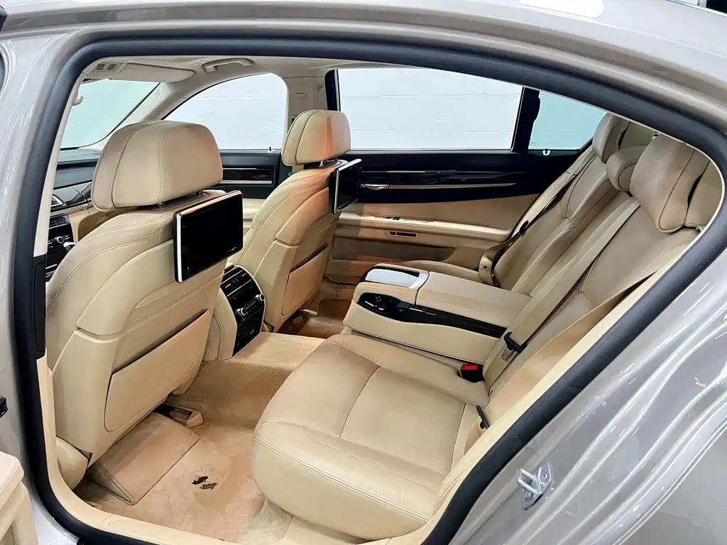 BMW 7 Series — миниатюра 8
