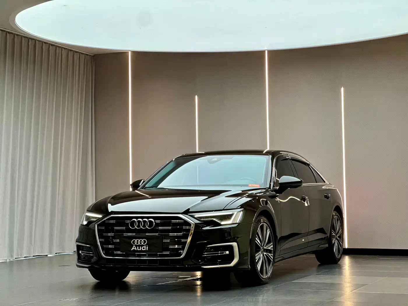奥迪A6L 2025款 45 TFSI 臻选动感型+通风舒享包 2025