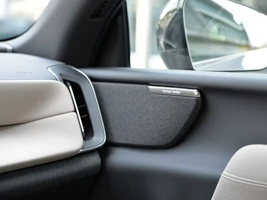 Volvo XC70 PHEV — миниатюра 10