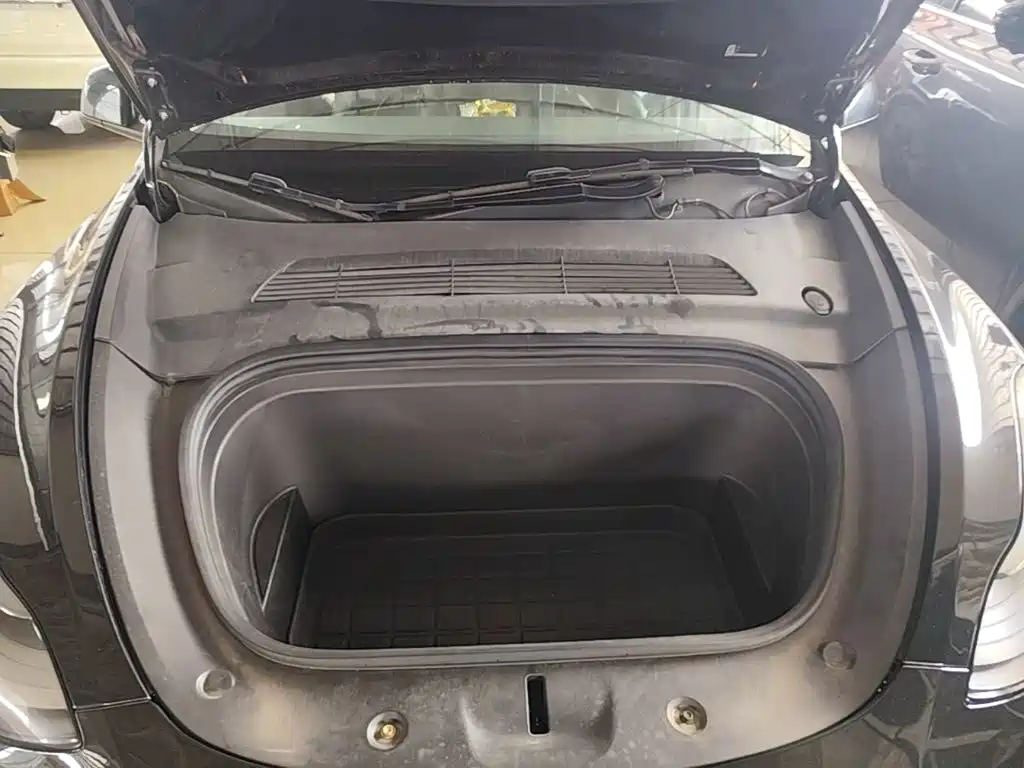 Tesla Model Y — миниатюра 20