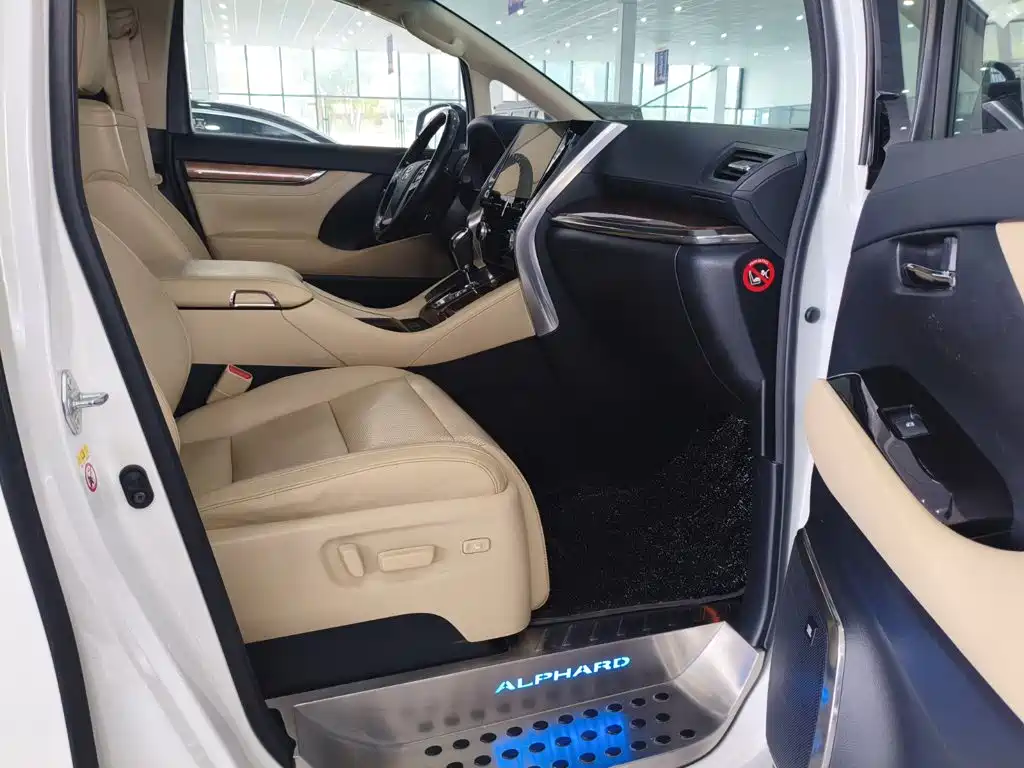 Toyota Alphard — миниатюра 13