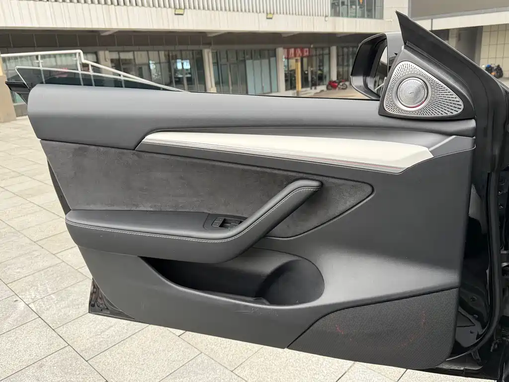 Tesla Model 3 — миниатюра 8