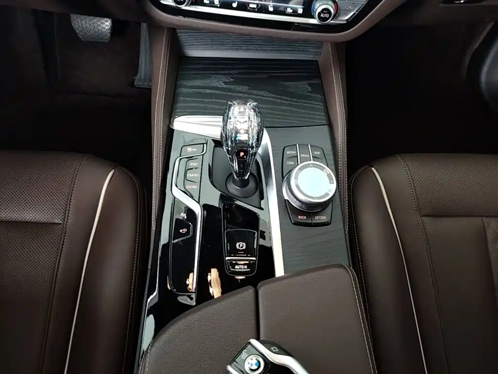 BMW 5 Series — миниатюра 14