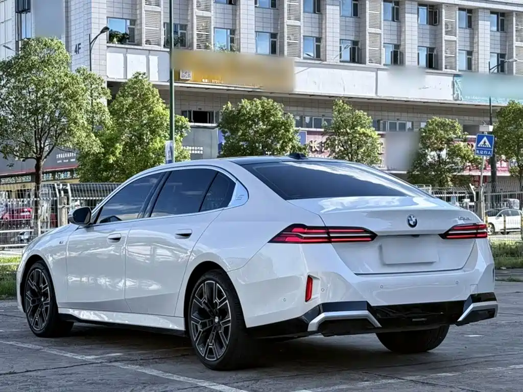 BMW 5 Series — миниатюра 24