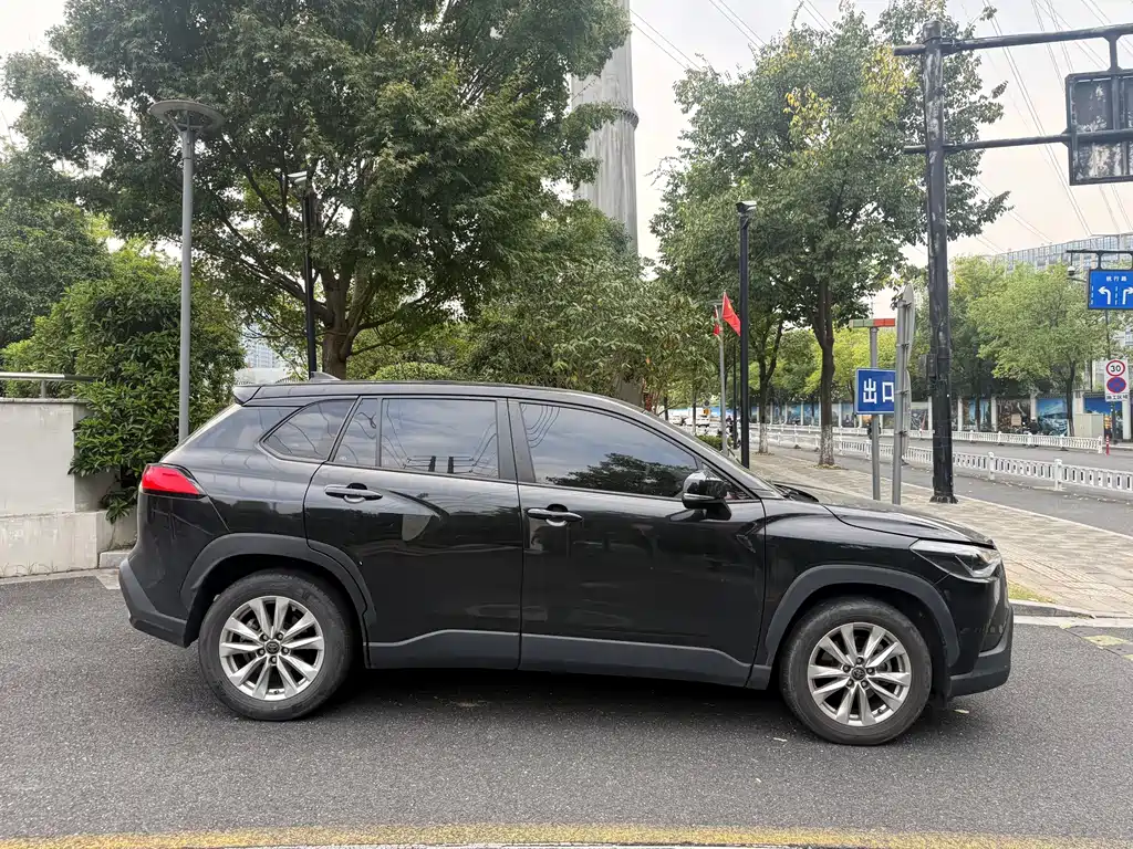 Toyota Corolla Cross — миниатюра 18