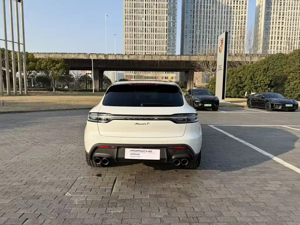 PORSCHE MACAN