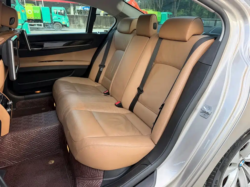 BMW 7 Series — миниатюра 7