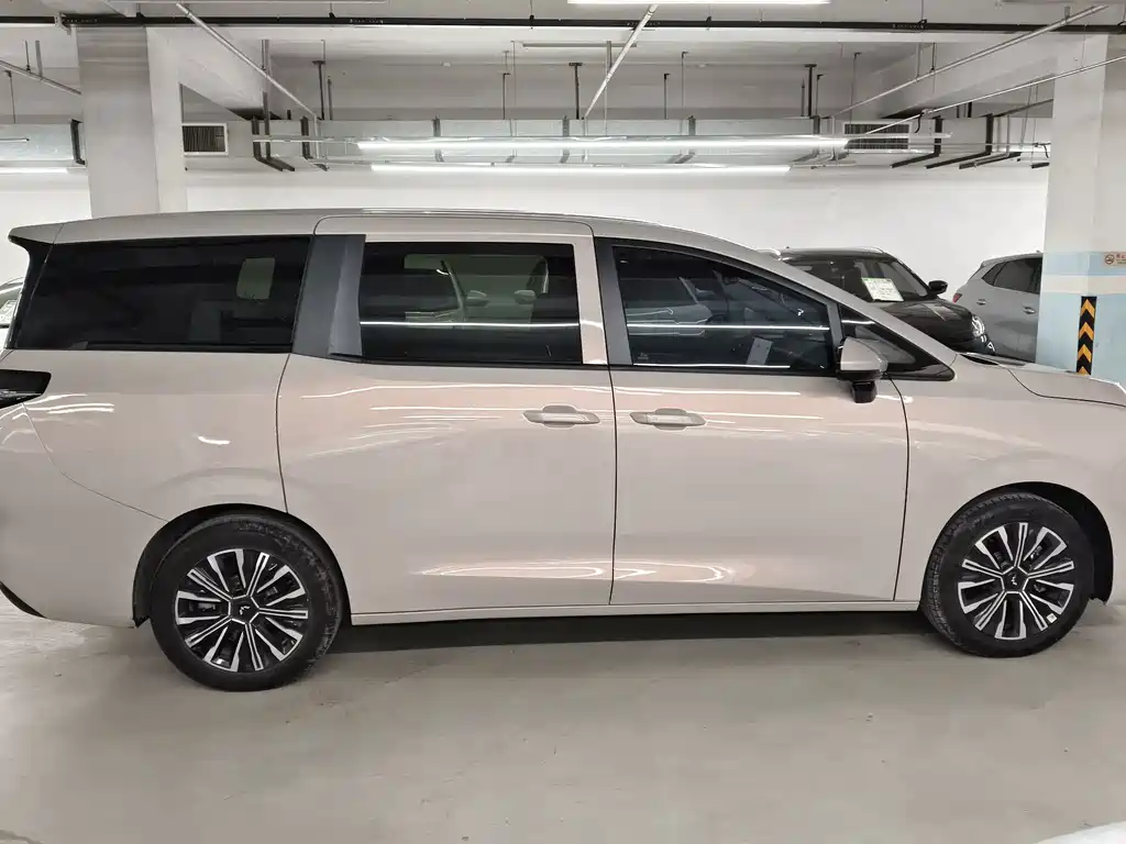 Wuling Xingguang 730 New Energy — миниатюра 4