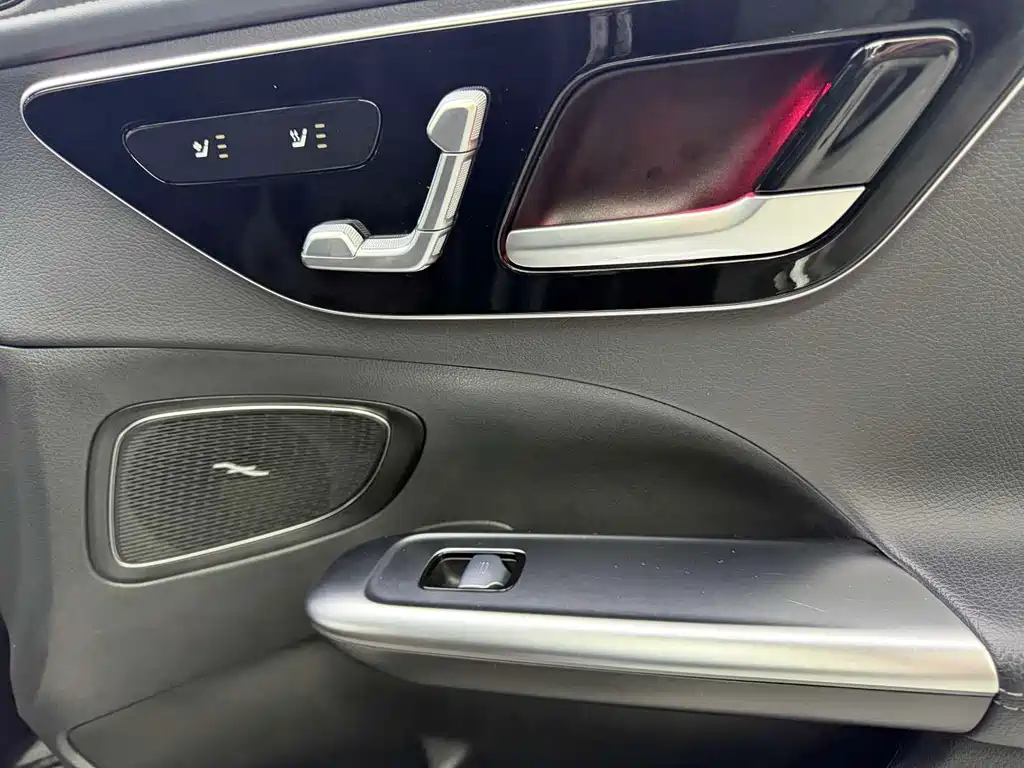 Mercedes-Benz C-Class — миниатюра 8