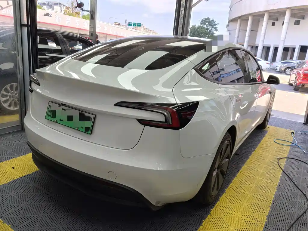 Tesla Model 3 — миниатюра 10