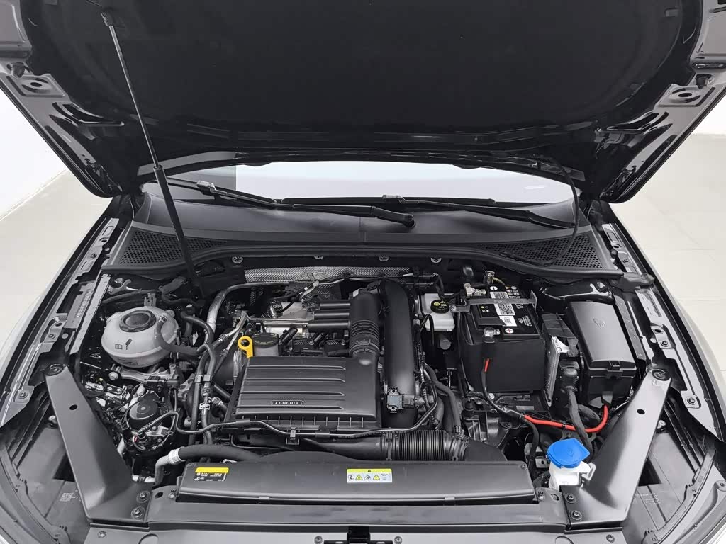 Volkswagen Magotan 1.4 л 2024 г. Чёрный, пробег 28700 км