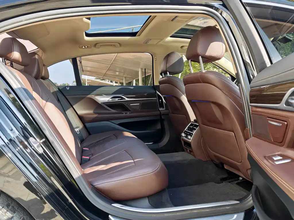 BMW 7 Series — миниатюра 14