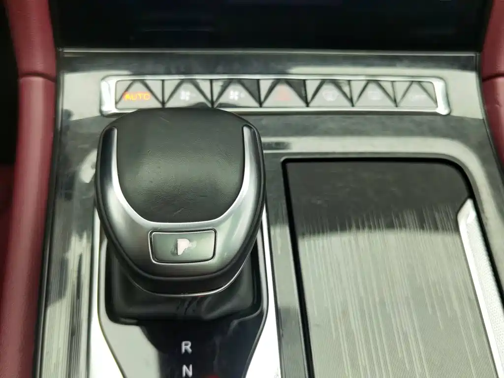 Hongqi Hongqi H5 — миниатюра 13