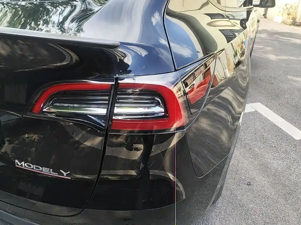 Tesla Model Y — миниатюра 8