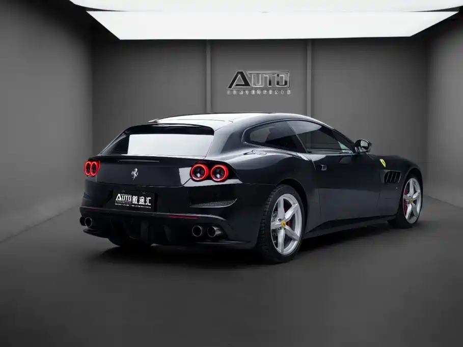 Ferrari GTC4Lusso 2017 3.9T V8