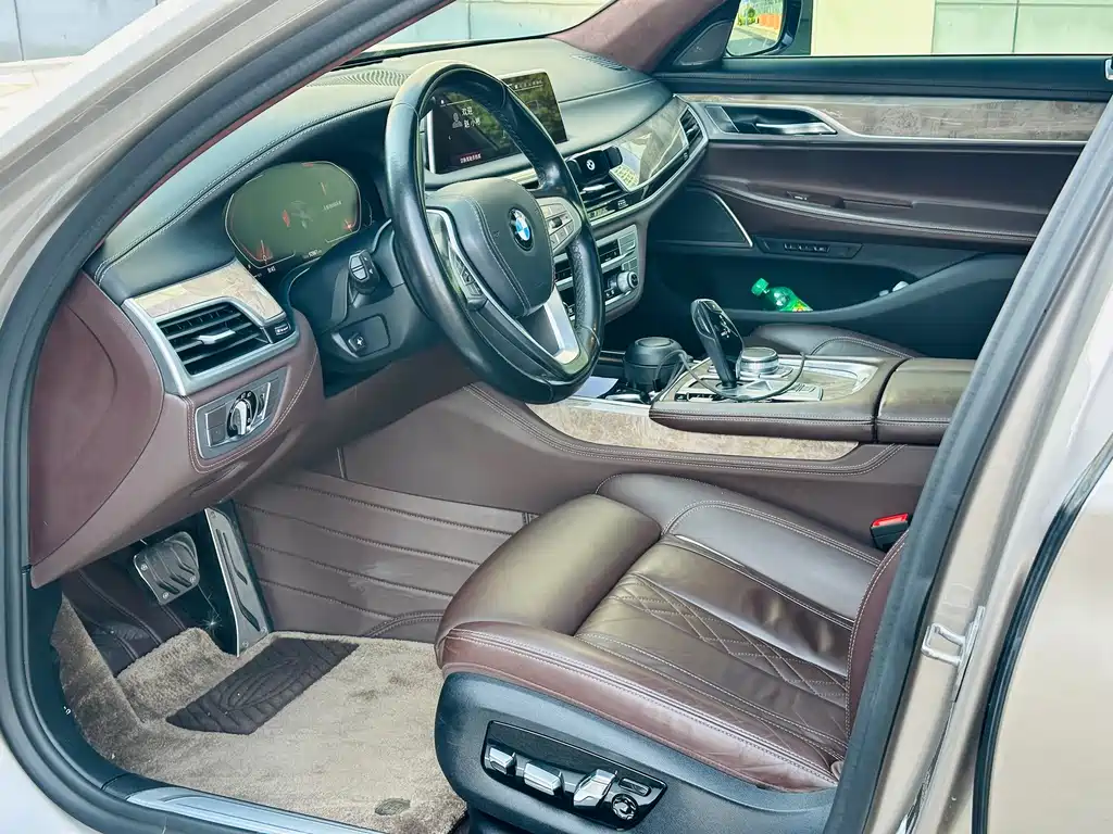 BMW 7 Series — миниатюра 8