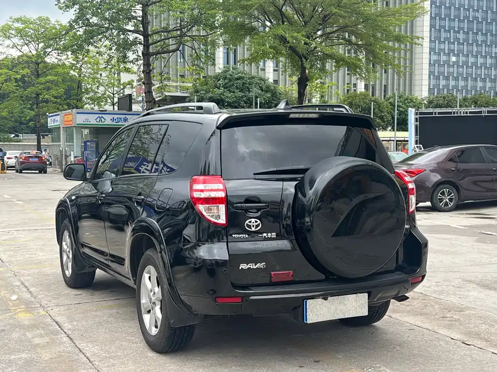 Toyota RAV4 2010 2.4L AT Luxury