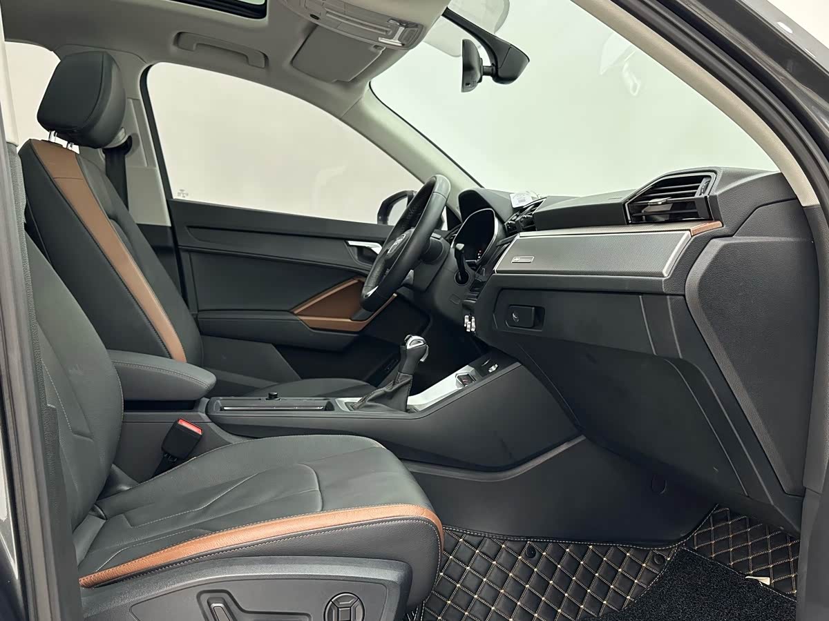 Audi Q3 1.4 л 2023 г. Серебристо-серый, пробег 25000 км