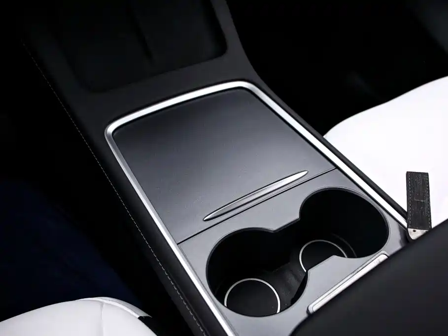 Tesla Model Y — миниатюра 9