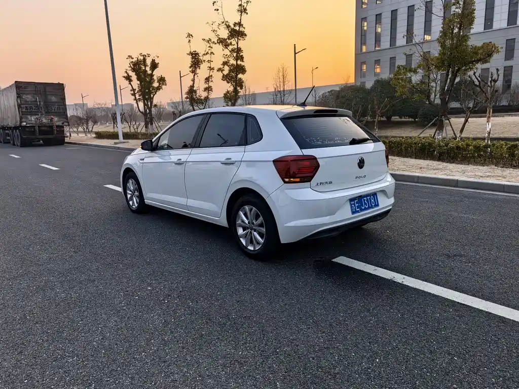 VOLKSWAGEN POLO