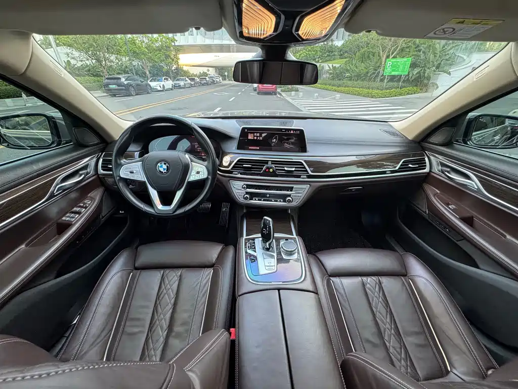 BMW 7 Series — миниатюра 9