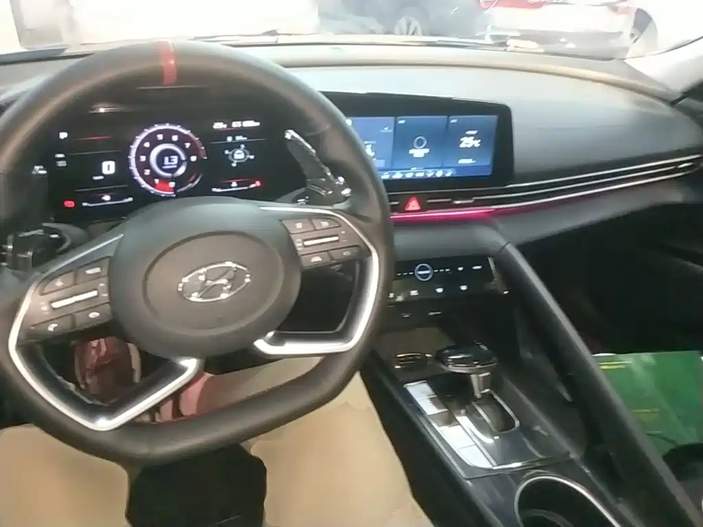 Hyundai Elantra 2021 1.5L CVT LUX Luxury