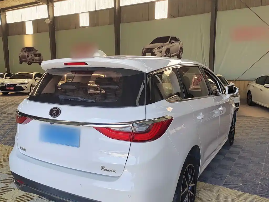 BYD MAX — миниатюра 10