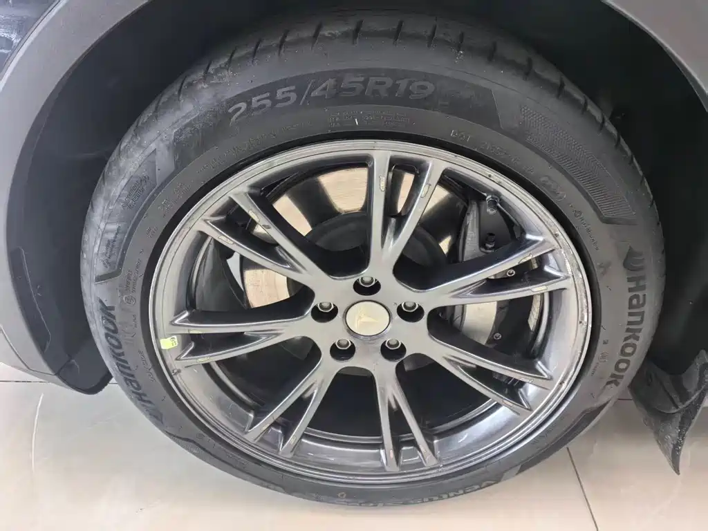 Tesla Model Y — миниатюра 7