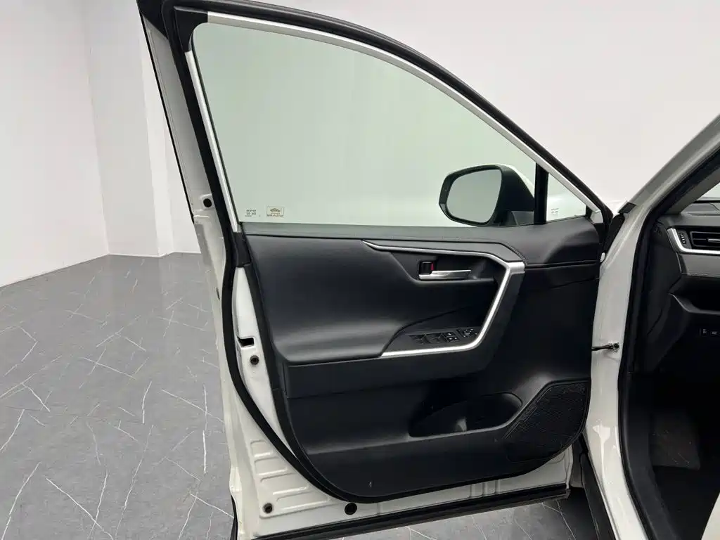 Toyota RAV4 — миниатюра 11
