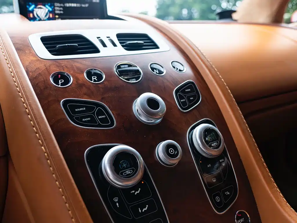 Aston Martin Rapide — миниатюра 17