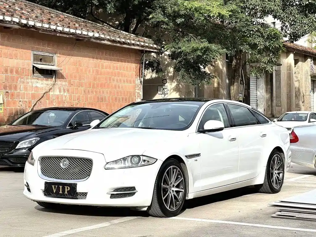 Jaguar XJ