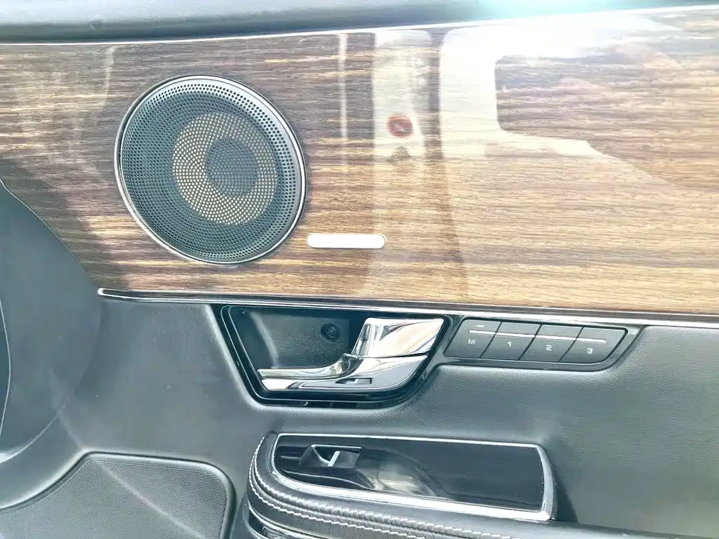 Jaguar XJ — миниатюра 11