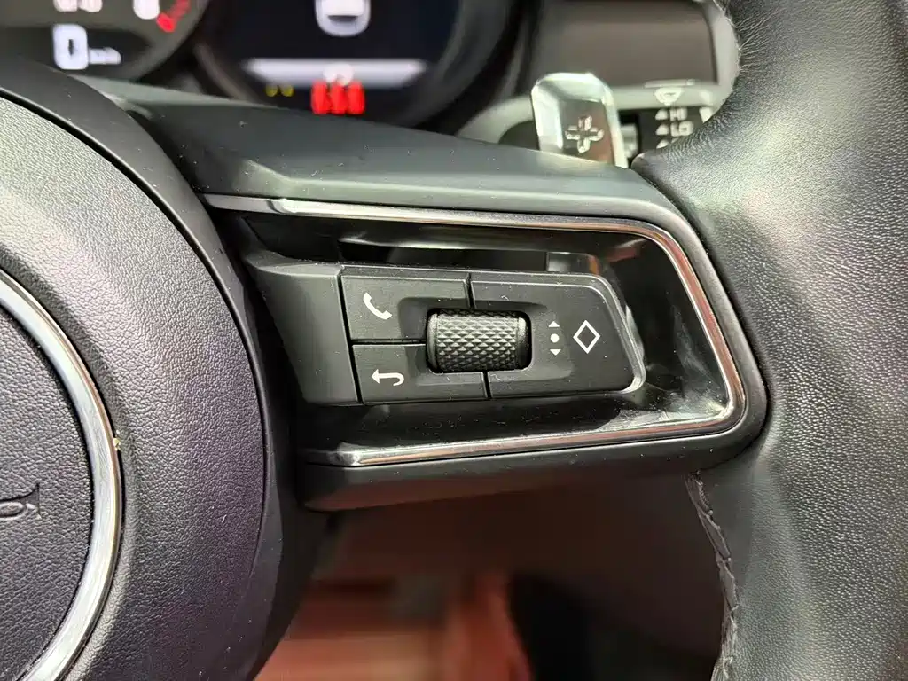 Porsche Macan — миниатюра 12