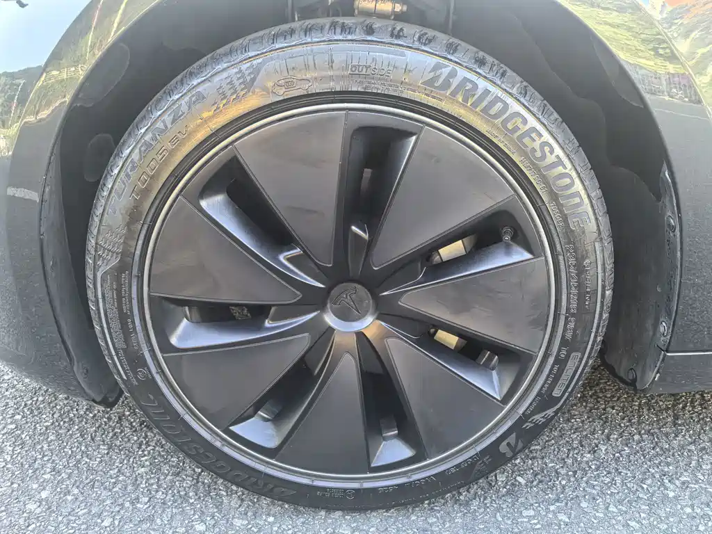 Tesla Model 3 — миниатюра 21
