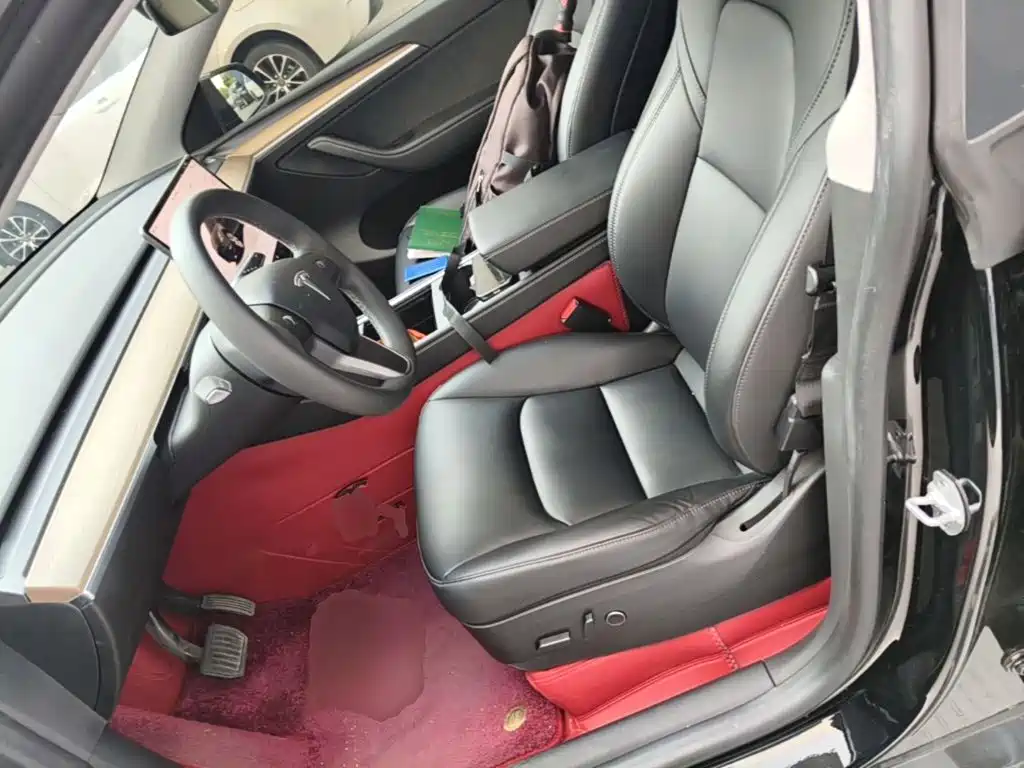 Tesla Model Y — миниатюра 20