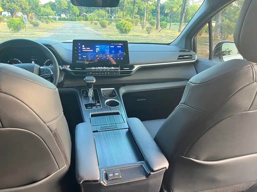 Toyota Sienna — миниатюра 14
