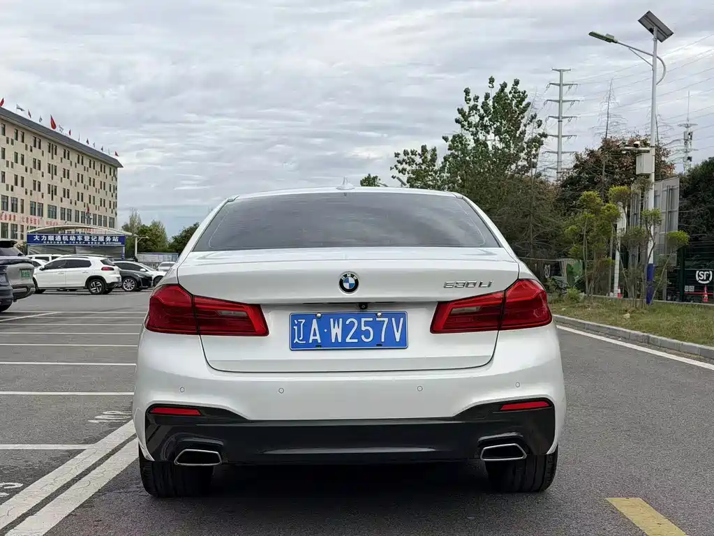 BMW 5 Series — миниатюра 12