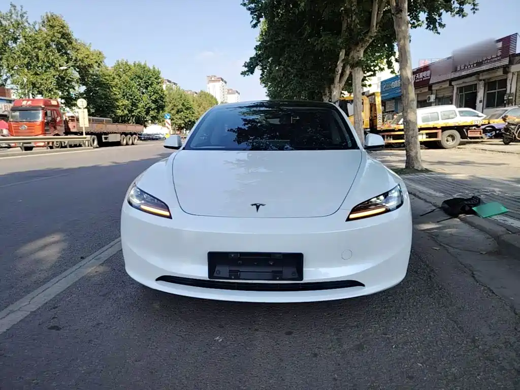 Tesla Model 3 — миниатюра 3