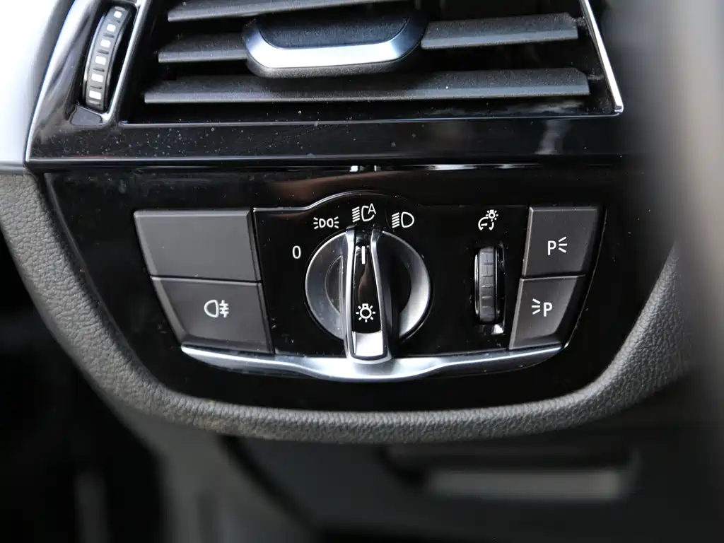 BMW 5 Series — миниатюра 24