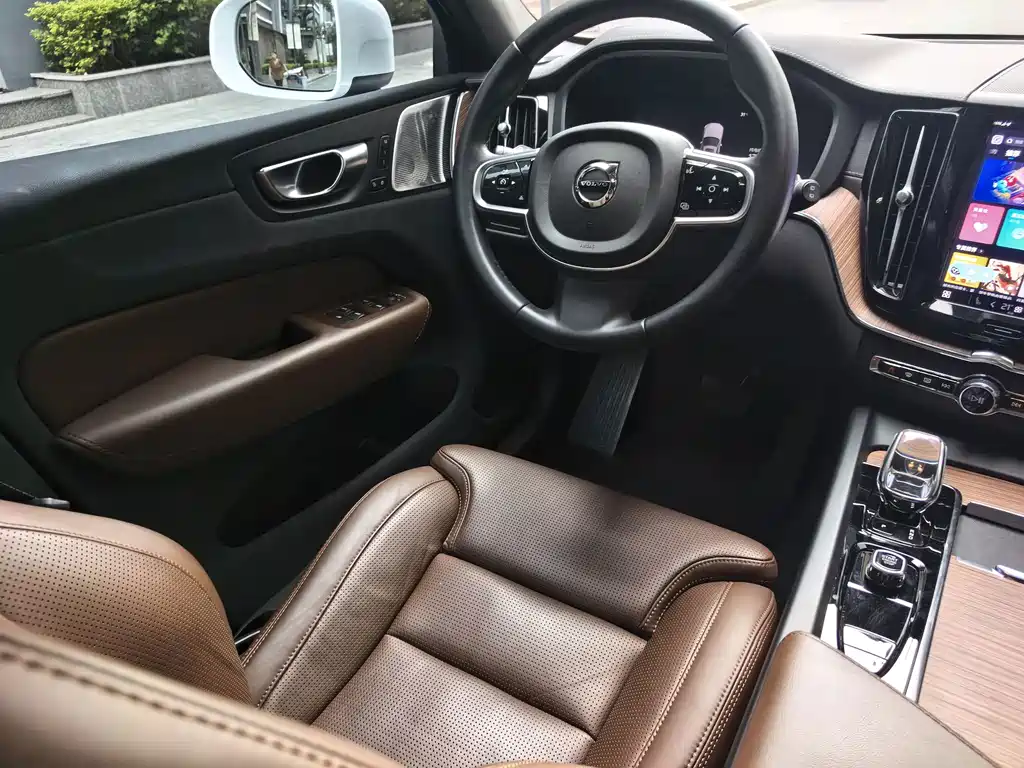 Volvo XC60 PHEV — миниатюра 9