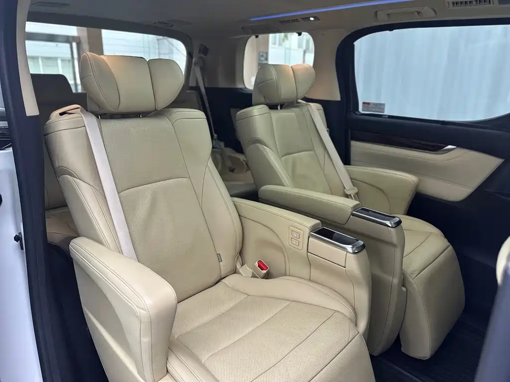 Toyota Alphard — миниатюра 39