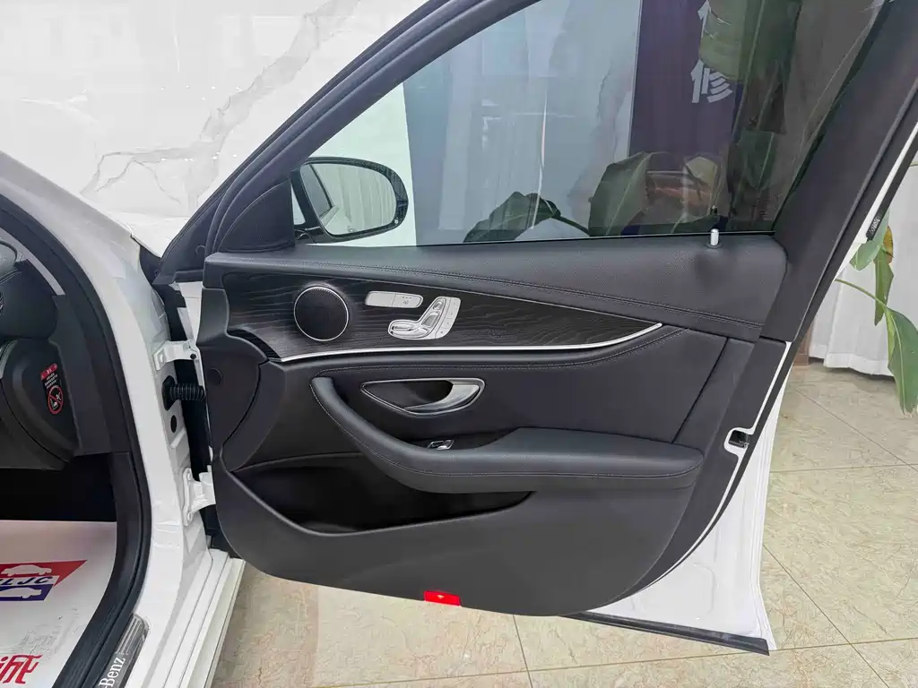 Mercedes-Benz E-Class — миниатюра 14